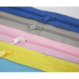 Plastic zipper head